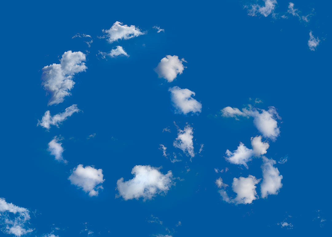 Fórmula química del ozono en forma de nubes sobre cielo azul.