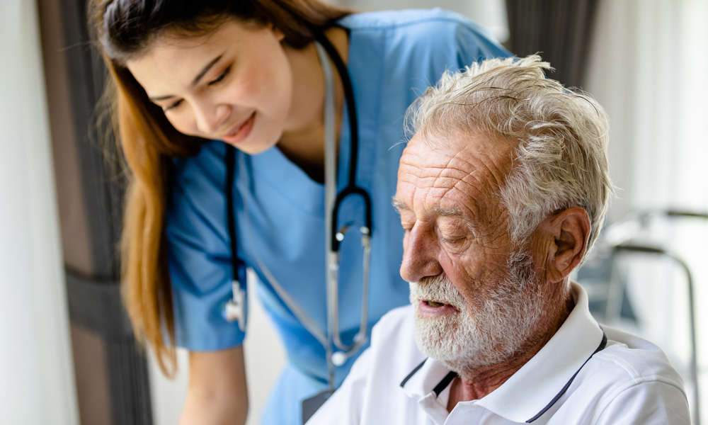 enfermera atendiendo paciente de la tercera edad