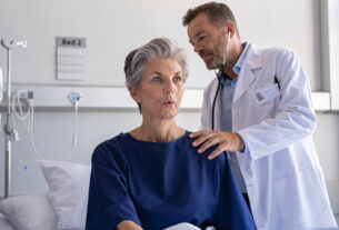 medico escuchando los pulmones de una paciente