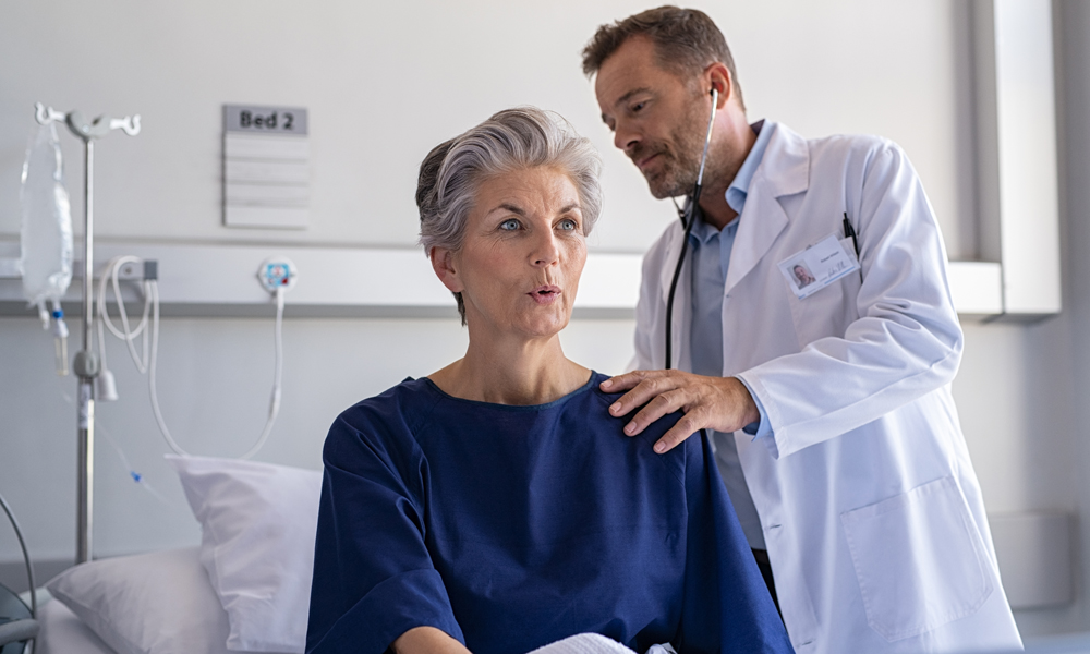 medico escuchando los pulmones de una paciente