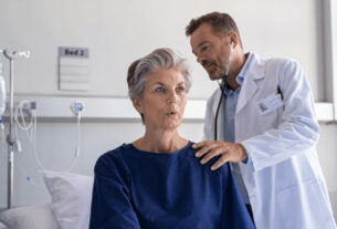 medico escuchando los pulmones de una paciente