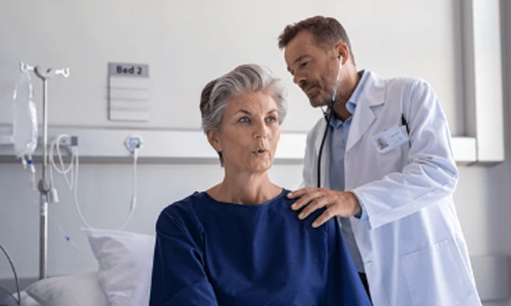 medico escuchando los pulmones de una paciente