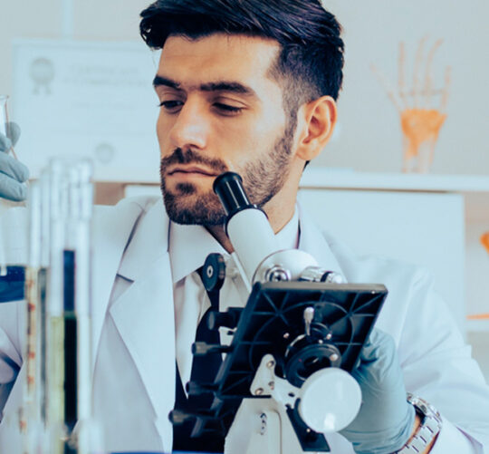 hombre haciendo analisis en un laboratorio