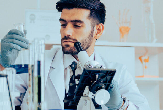 hombre haciendo analisis en un laboratorio