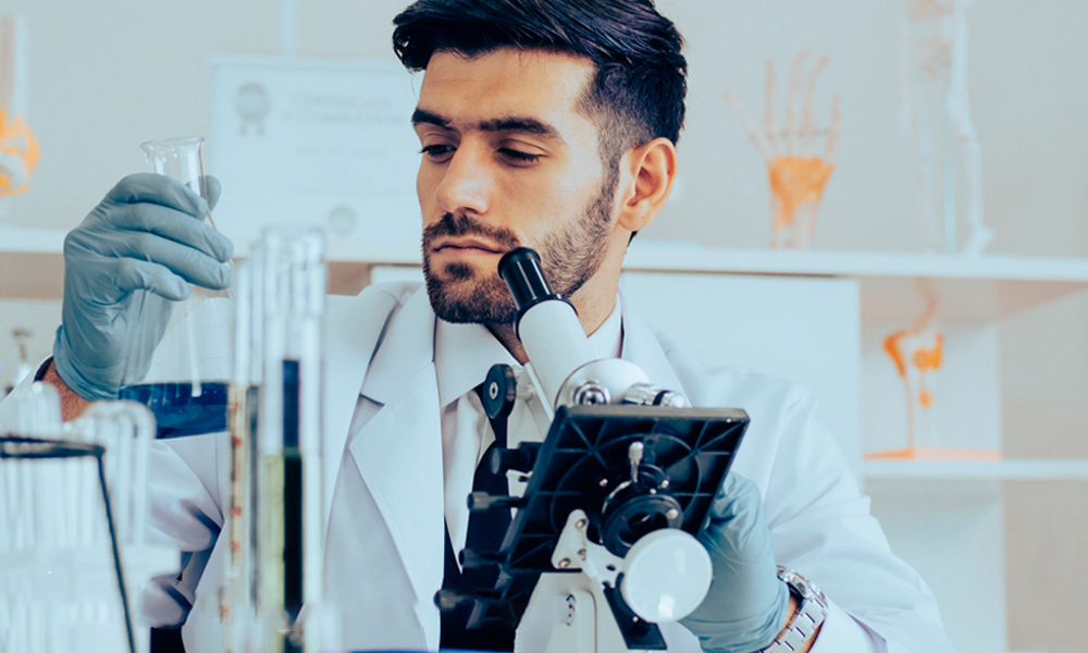 hombre haciendo analisis en un laboratorio