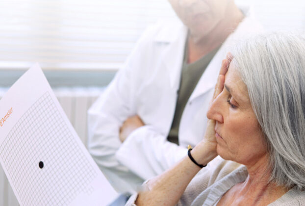 mujer adulta realizando prueba visual con un ojo