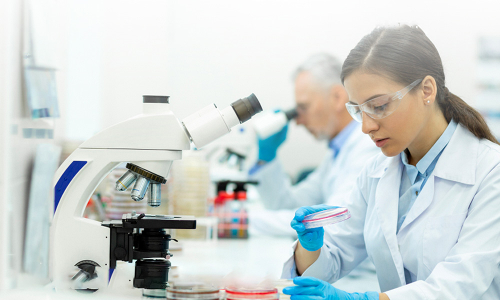 Doctora analizando muestras en el microscopio