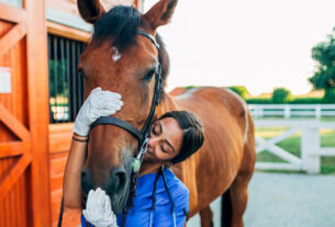 Mujer acariciando caballo