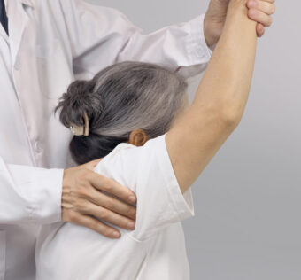 Doctor revisando hombro de paciente