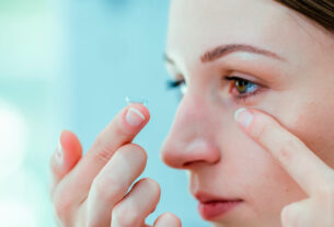 mujer vista de perfil colocando lente de contacto