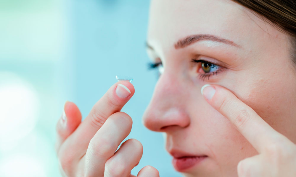 mujer vista de perfil colocando lente de contacto