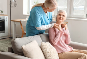 enfermera acompaña a paciente con cáncer