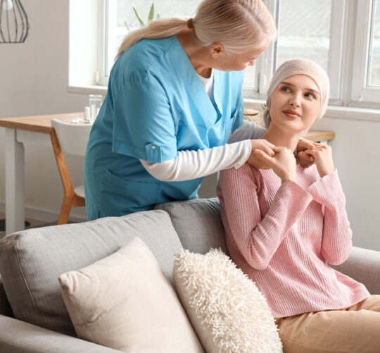 enfermera acompaña a paciente con cáncer