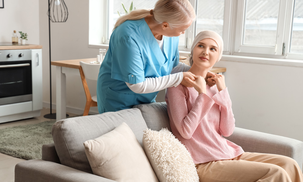 enfermera acompaña a paciente con cáncer