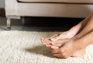 manos sobando dedos del pie