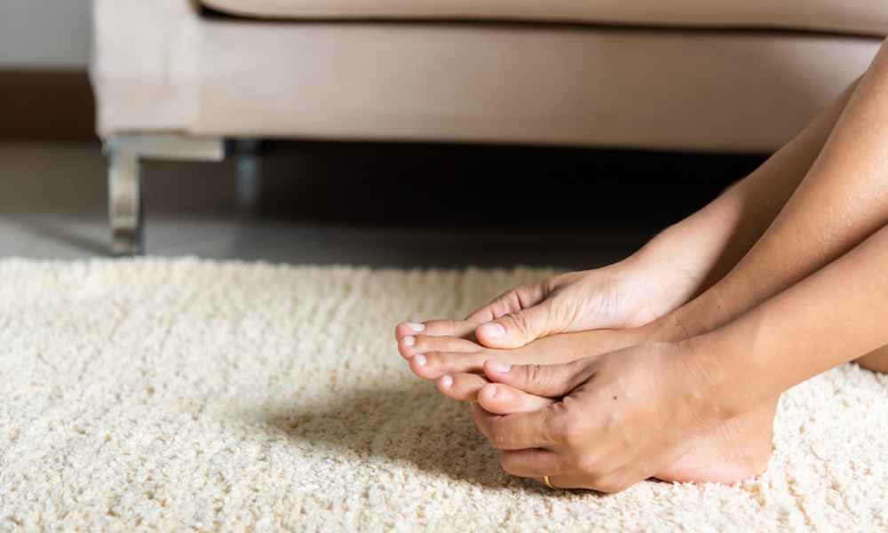 manos sobando dedos del pie