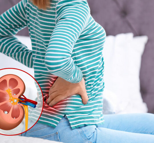 mujer sentada sobre la cama con dolor en los riñones