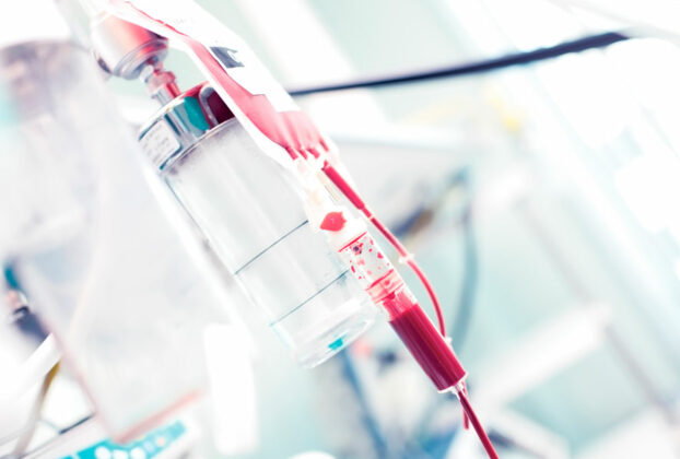 Bolsa de sangre durante la transfusión de sangre en el hospital