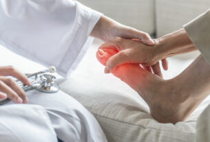 imagen de dr. revisando pie de paciente con dolor neuropático