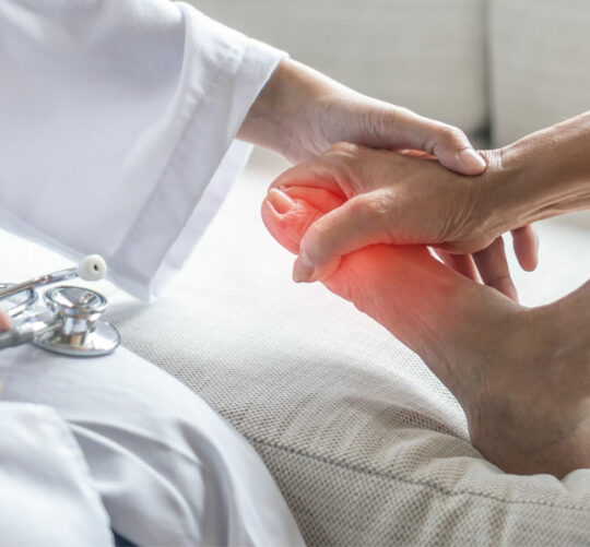 imagen de dr. revisando pie de paciente con dolor neuropático