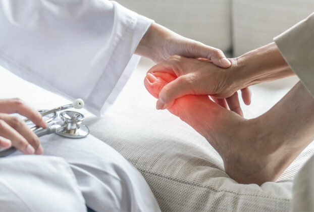 imagen de dr. revisando pie de paciente con dolor neuropático