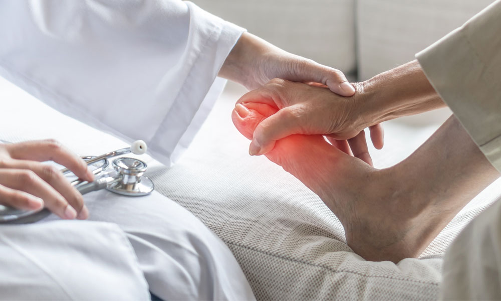 imagen de dr. revisando pie de paciente con dolor neuropático