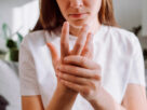 Mujer con dolor en la mano