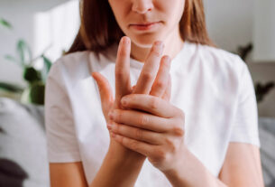 Mujer con dolor en la mano
