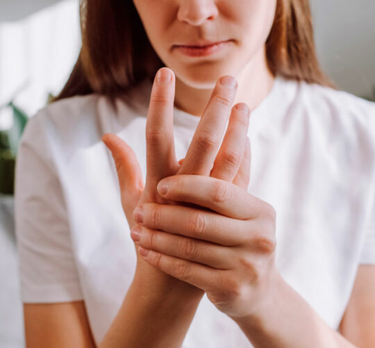 Mujer con dolor en la mano