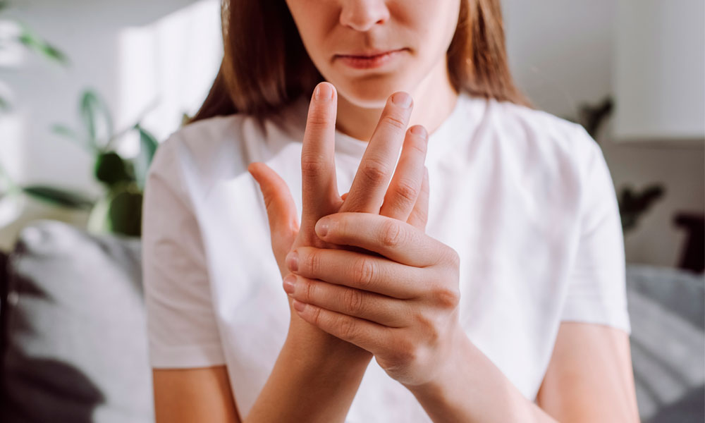 Mujer con dolor en la mano