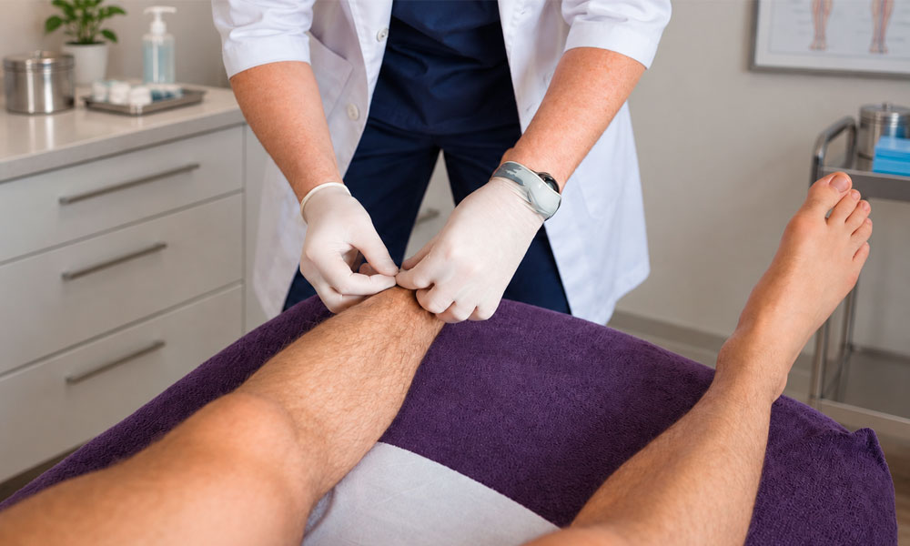 doctor revisando las piernas de paciente