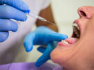 Dentista inyectando a paciente
